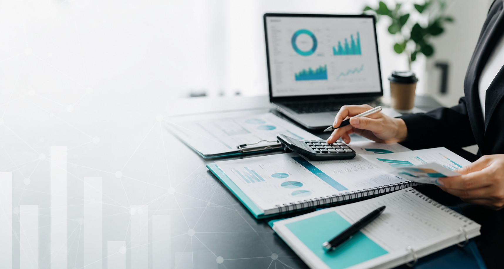 Profissionais analisando informações financeiras